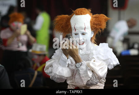 (190526) - Peking, 26. Mai 2019 (Xinhua) - ein Clown bereitet Teil in einer Parade in Peru's Clown Tag feiern in Lima, Peru, 25. Mai 2019. (Xinhua) Stockfoto