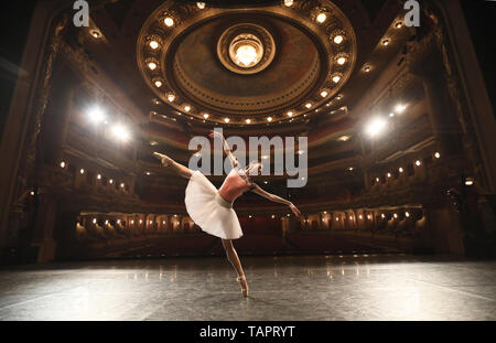 (190526) - Peking, 26. Mai 2019 (Xinhua) - Tänzerin Fang Mengying vom Nationalen Ballett von China nimmt teil an einer Probe am Städtischen Theater in Rio de Janeiro, Brasilien, 24. Mai 2019. Tänzerinnen und Tänzer des Staatsballetts in China erfolgt die Traditionelle Chinesische Ballett "Die Rote Laterne" in Rio de Janeiro am Donnerstag. Sie werden auch eine Reihe von Klassikern in fünf brasilianischen Städten während der Tour präsentieren. (Xinhua / Liu Yu) Stockfoto