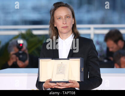 (190526) - Cannes, 26. Mai 2019 (Xinhua) - der französische Regisseur Céline Sciamma, Sieger der Preis für das beste Drehbuch Film "Bildnis einer Dame on Fire" stellt bei einem Fotoshooting auf dem 72. Filmfestival in Cannes Cannes, Frankreich, am 25. Mai 2019. Der Vorhang von der 72nd Ausgabe des Cannes Film Festival fiel am Samstag Abend, mit Südkoreanischen Film "Parasit" gewann in diesem Jahr die höchste Auszeichnung, die Palme d'Or. (Xinhua / Gao Jing) Stockfoto