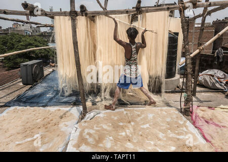 (190527) - Peking, 27. Mai 2019 (Xinhua) - Ein indischer Arbeitnehmer trocknet Vermicelli verwendet traditionelle Süßspeise während des Fastenmonats Ramadan in Kalkutta, Indien Am 26. Mai 2019. (Xinhua / tumpa Mondal) Stockfoto