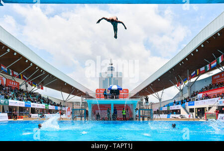 (190527) - Peking, 27. Mai 2019 (Xinhua) - Owen Weymouth von Großbritannien konkurriert während der Männer 27 m hohe Übereinstimmung von FINA Diving World Cup in Zhaoqing, des südchinesischen Provinz Guangdong, am 26. Mai 2019. (Xinhua / Liu Dawei) Stockfoto