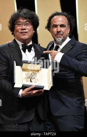 (190527) - Peking, 27. Mai 2019 (Xinhua) - Regisseur Bong Joon-Ho (L) erhält die Palme d'Or Award für "Parasiten" von der Jury Präsident Alejandro Gonzalez Inarritu bei der Abschlussfeier des 72. Filmfestival in Cannes Cannes, Frankreich, am 25. Mai 2019. Der Vorhang von der 72nd Ausgabe des Cannes Film Festival fiel am Samstag Abend, mit Südkoreanischen Film "Parasit" gewann in diesem Jahr die höchste Auszeichnung, die Palme d'Or. (Xinhua / Kim Yida) Stockfoto