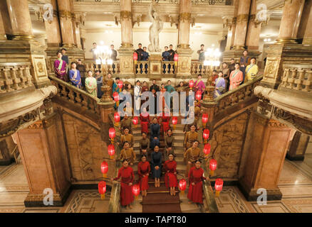 (190525) - RIO DE JANEIRO, 25. Mai 2019 (Xinhua) - Tänzer aus den nationalen Ballett von China posieren für ein Foto am Städtischen Theater in Rio de Janeiro, Brasilien, 23. Mai 2019. Tänzerinnen und Tänzer des Staatsballetts in China erfolgt die traditionelle chinesische Ballett "Die Rote Laterne" in Rio de Janeiro am Donnerstag. Sie werden auch eine Reihe von Klassikern in fünf brasilianischen Städten während der Tour präsentieren. (Xinhua / Liu Yu) Stockfoto