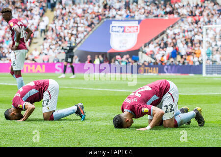 London, Großbritannien. 27. Mai, 2019. Anwar El Ghazi von Aston Villa und Ahmed Elmohamady von Aston Villa feiern Anwar El Ghazi von Aston Villa's Tor in der ersten Halbzeit während der efl Sky Bet Meisterschaft Play-Off Finale zwischen Aston Villa und Derby County im Wembley Stadion, London, England am 27. Mai 2019. Foto von Matthew Buchan. Nur die redaktionelle Nutzung, eine Lizenz für die gewerbliche Nutzung erforderlich. Keine Verwendung in Wetten, Spiele oder einer einzelnen Verein/Liga/player Publikationen. Credit: UK Sport Pics Ltd/Alamy leben Nachrichten Stockfoto