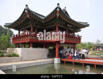 (190525) - Peking, 25. Mai 2019 (Xinhua) - die Besucher werden auf der Südkorea Tag der Peking Internationale Gartenbauausstellung in Peking, die Hauptstadt Chinas, am 25. Mai, 2019 gesehen. Die Expo begann seine Südkorea Tag Veranstaltung am Samstag. (Xinhua / Zhang Chenlin) Stockfoto