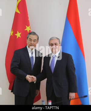 Eriwan. 26 Mai, 2019. Chinesischen Staatsrat und Außenminister Wang Yi (L) trifft mit dem armenischen Außenminister Zohrab Hoffmann in Eriwan, Armenien am 26. Mai 2019. Credit: Wei Zhongjie/Xinhua/Alamy leben Nachrichten Stockfoto