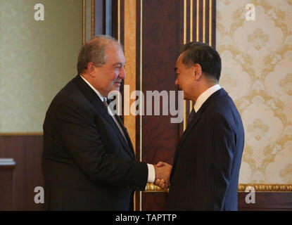 Eriwan. 26 Mai, 2019. Armeniens Präsident Armen Sarkissian (L) trifft mit dem chinesischen Staatsrat und Außenminister Wang Yi in Eriwan, Armenien am 26. Mai 2019. Credit: Wei Zhongjie/Xinhua/Alamy leben Nachrichten Stockfoto