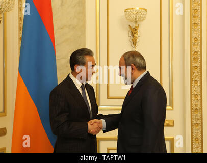 Eriwan. 26 Mai, 2019. Armenische Premierminister Nikol Pashinyan (R) trifft mit dem chinesischen Staatsrat und Außenminister Wang Yi in Eriwan, Armenien am 26. Mai 2019. Credit: Wei Zhongjie/Xinhua/Alamy leben Nachrichten Stockfoto