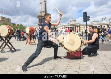 London, Großbritannien. 27. Mai 2019. Japanische Taiko Trommler, Taiko inzwischen in Greenwich basierend auf dem Trafalgar Square in London Stockfoto