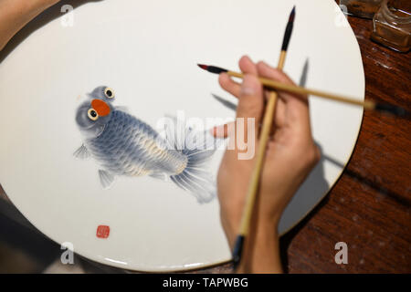 Shijiazhuang, Provinz Hebei Provinz Chinas. 27. Mai, 2019. Keramik Malers Yang Yuhui Malt in einem Studio in Shijiazhuang City, North China Provinz Hebei, 27. Mai 2019. Credit: Xu Jianyuan/Xinhua/Alamy leben Nachrichten Stockfoto