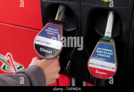 26. Mai 2019, Schleswig-Holstein, Lübeck: LLUSTRATION - Ein Kraftfahrer braucht eine Dieselkraftstoff aus einer Zapfsäule an der Tankstelle tippen. Vor dem langen Wochenende von Christi Himmelfahrt, Autofahrer an der Tankstelle haben tief in die Tasche greifen. Die Preise für die verschiedenen Arten von Kraftstoff stetig in den letzten Wochen und Monaten gestiegen und haben für eine kurze Zeit eine Woche vor dem Urlaub ihren Höhepunkt erreichte. Foto: Felix König/dpa Stockfoto