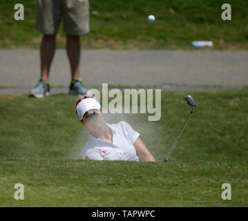 Williamsburg Virginia, USA. 26 Mai, 2019. Beatriz Recari Chips, die auf die 8 Grün während der Endrunde der Reine Seide Meisterschaft auf der Kingsmill Resort River Kurs in Williamsburg Virginia. Justin Cooper/CSM/Alamy leben Nachrichten Stockfoto