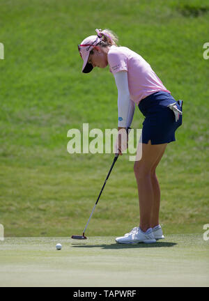 Williamsburg Virginia, USA. 26 Mai, 2019. Paula Creamer Schläge am 8. Grün während der Endrunde der Reine Seide Meisterschaft auf der Kingsmill Resort River Kurs in Williamsburg Virginia. Justin Cooper/CSM/Alamy leben Nachrichten Stockfoto