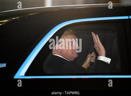 Mai 27, 2019, Tokyo, Japan: Der Präsident der Vereinigten Staaten von Amerika DONALD TRUMP verlässt den Imperial Palace Hotel in Tokyo Japan Staatsbankett host von Kaiser Naruhito zu besuchen. US-Präsident Donald Trump ist der erste Präsident, Kaiser Naruhito trifft, da er die Macht, ein Anfang Mai stattfand. (Bild: © Ramiro Agustin Vargas Tabares/ZUMA Draht) Stockfoto
