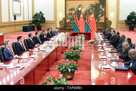 (190527) - Peking, 27. Mai 2019 (Xinhua) - Der chinesische Premier Li Keqiang Gespräche mit Premierminister Vanuatuan Charlot Salwai in der Großen Halle des Volkes in Peking, der Hauptstadt von China, 27. Mai 2019. (Xinhua / Ding Haitao) Stockfoto