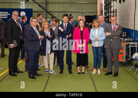 Magherafelt, Großbritannien. 27. Mai, 2019. Belfast, UK. 27. Mai, 2019. 27/Mai/2019 Mitglieder der DUP (Demcratic Unionist Party) warten auf die Ankunft von Diana Dodds bei der Europawahl in Magherafelt Nordirland. Credit: Bonzo/Alamy leben Nachrichten Stockfoto