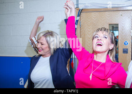 Magherafelt, Großbritannien. 27. Mai, 2019. Belfast, UK. 27. Mai, 2019. 27/Mai/2019 Martina Anderson (rechts) Michelle O'Neill der stellvertretende Chef von Sinn Fein an der Europawahl zählen in Magherafelt Nordirland anreisen. Credit: Bonzo/Alamy leben Nachrichten Stockfoto