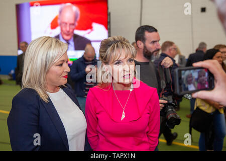 Magherafelt, Großbritannien. 27. Mai, 2019. Belfast, UK. 27. Mai, 2019. 27/Mai/2019 Martina Anderson (rechts) Michelle O'Neill der stellvertretende Chef von Sinn Fein an der Europawahl zählen in Magherafelt Nordirland anreisen. Credit: Bonzo/Alamy leben Nachrichten Stockfoto