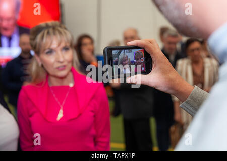 Magherafelt, Großbritannien. 27. Mai, 2019. Belfast, UK. 27. Mai, 2019. 27/Mai/2019 Martina Anderson (rechts) Michelle O'Neill der stellvertretende Chef von Sinn Fein an der Europawahl zählen in Magherafelt Nordirland anreisen. Credit: Bonzo/Alamy leben Nachrichten Stockfoto