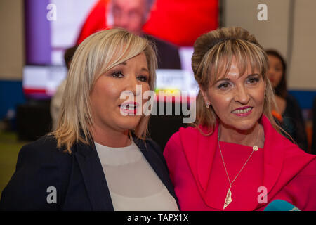 Magherafelt, Großbritannien. 27. Mai, 2019. Belfast, UK. 27. Mai, 2019. 27/Mai/2019 Martina Anderson (rechts) Michelle O'Neill der stellvertretende Chef von Sinn Fein an der Europawahl zählen in Magherafelt Nordirland anreisen. Credit: Bonzo/Alamy leben Nachrichten Stockfoto