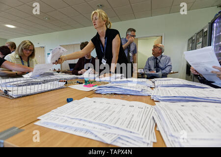 Haverfordwest, Großbritannien. 26 Mai, 2019. Die Stimmzettel werden bei der Archive in Pembrokeshire Haverfordwest Credit gezählt: ATHENA PICTURE AGENCY LTD/Alamy leben Nachrichten Stockfoto