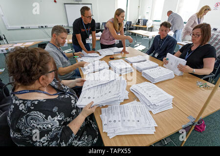 Haverfordwest, Großbritannien. 26 Mai, 2019. Die Stimmzettel werden bei der Archive in Pembrokeshire Haverfordwest Credit gezählt: ATHENA PICTURE AGENCY LTD/Alamy leben Nachrichten Stockfoto