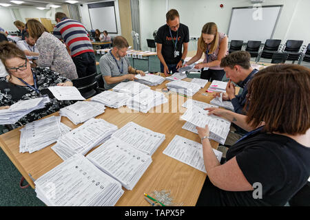 Haverfordwest, Großbritannien. 26 Mai, 2019. Die Stimmzettel werden bei der Archive in Pembrokeshire Haverfordwest Credit gezählt: ATHENA PICTURE AGENCY LTD/Alamy leben Nachrichten Stockfoto