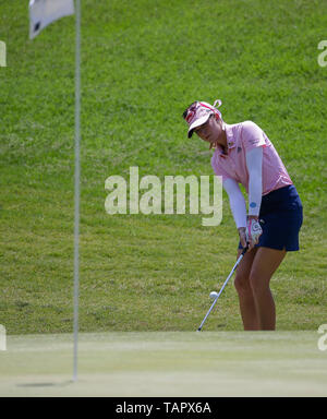 Williamsburg Virginia, USA. 26 Mai, 2019. Paula Creamer Chips, die auf die 8 Grün während der Endrunde der Reine Seide Meisterschaft auf der Kingsmill Resort River Kurs in Williamsburg Virginia. Justin Cooper/CSM/Alamy leben Nachrichten Stockfoto