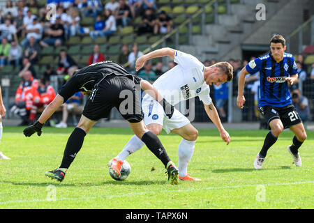 Marvin Pourie (KSC) in Duellen mit Torwart Markus Scholz (waldhof). GES/Fußball/Badischer Fußball-Verband Cup Finale: Karlsruher SC - SV Waldhof Mannheim, 26.05.2019 | Verwendung weltweit Stockfoto