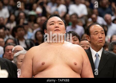 Sommer Grand Championship Asanoyama, Mitte, steht während der Preisverleihung im Ryogoku Kokugikan Stadion, 26. Mai 2019 in Tokio, Japan. Stockfoto