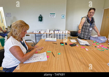 Haverfordwest, Großbritannien. 26 Mai, 2019. Die Stimmzettel werden bei der Archive in Pembrokeshire Haverfordwest Credit gezählt: ATHENA PICTURE AGENCY LTD/Alamy leben Nachrichten Stockfoto