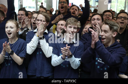 Berlin, Deutschland. 26 Mai, 2019. Anhänger der Union reagieren auf die erste Prognose nach den Wahlen zum Europäischen Parlament. Quelle: Michael Kappeler/dpa/Alamy leben Nachrichten Stockfoto