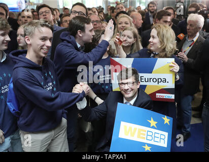 Berlin, Deutschland. 26 Mai, 2019. Anhänger der Union reagieren auf die erste Prognose nach den Wahlen zum Europäischen Parlament. Quelle: Michael Kappeler/dpa/Alamy leben Nachrichten Stockfoto