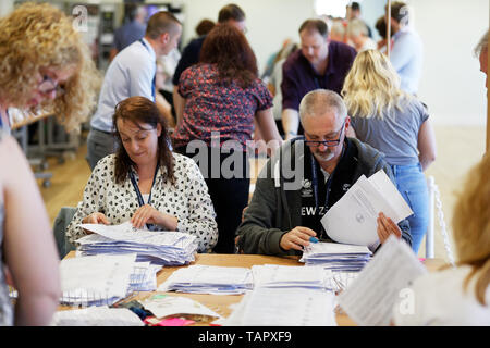 Haverfordwest, Großbritannien. 26 Mai, 2019. Die Stimmzettel werden bei der Archive in Pembrokeshire Haverfordwest Credit gezählt: ATHENA PICTURE AGENCY LTD/Alamy leben Nachrichten Stockfoto