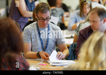 Haverfordwest, Großbritannien. 26 Mai, 2019. Die Stimmzettel werden bei der Archive in Pembrokeshire Haverfordwest Credit gezählt: ATHENA PICTURE AGENCY LTD/Alamy leben Nachrichten Stockfoto