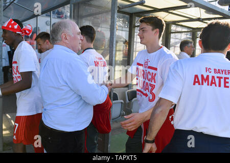 München, Deutschland. 26 Mai, 2019. Uli Hoeneß (Honess, Präsident des FC Bayern München) beglückwünscht die Amateure zu den Aufstieg in die 3. Liga. Fußball Regialliga, den Aufstieg in die 3. Liga. FC Bayern München Amateure VFL Wolfsburg 4-1, am 26.05.2019 in München Gruenwalder Stadion. DFL BESTIMMUNGEN VERBIETEN DIE VERWENDUNG DER FOTOGRAFIE ALS BILD-SEQUENZEN UND/ODER QUASI-VIDEO. | Verwendung der weltweiten Kredit: dpa/Alamy leben Nachrichten Stockfoto