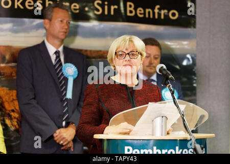 Haverfordwest, Großbritannien. 26 Mai, 2019. Jackie Jones von der Labour Party, die Bekanntgabe der Ergebnisse der Credit: ATHENA PICTURE AGENCY LTD/Alamy leben Nachrichten Stockfoto