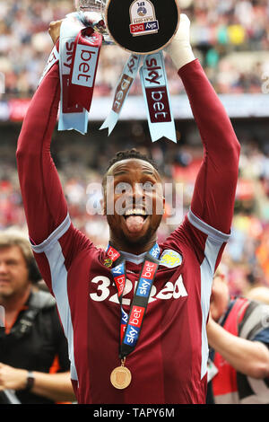 London, Großbritannien. 27. Mai, 2019. Jonathan Kodjia (26) von Aston Villa hält die Play off Trophy nach seiner Seiten während der Sky Bet Meisterschaft Play Off Finale zwischen Aston Villa und Derby County im Wembley Stadion, London am Montag 27. Mai 2019. (Credit: Tim Markland | Kredit: MI Nachrichten & Sport/Alamy leben Nachrichten Stockfoto