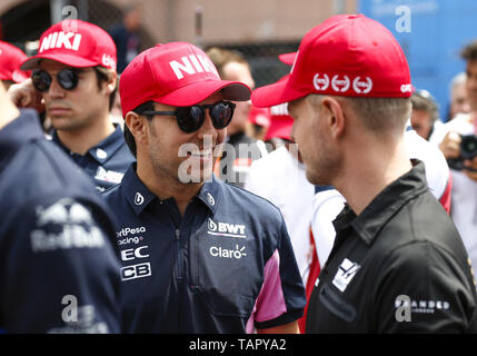 Monte Carlo, Monaco. 26 Mai, 2019. Motorsport: FIA Formel Eins-Weltmeisterschaft 2019, Grand Prix von Monaco, #11 Sergio Perez (MEX, Racing Point F1 Team), #20 Kevin Magnussen (DEN, reich Energie Haas F1 Team), 26.05.2019 | Verwendung der weltweiten Kredit: dpa/Alamy leben Nachrichten Stockfoto