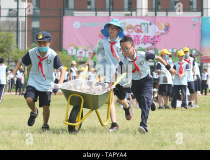 Huzhou, der chinesischen Provinz Zhejiang. 27. Mai, 2019. Studenten spielen Spiele feiert den bevorstehenden Tag der Kinder an einer Grundschule in Huzhou Stadt, im Osten der chinesischen Provinz Zhejiang, 27. Mai 2019. Credit: Xia Michael Wicke/Xinhua/Alamy leben Nachrichten Stockfoto