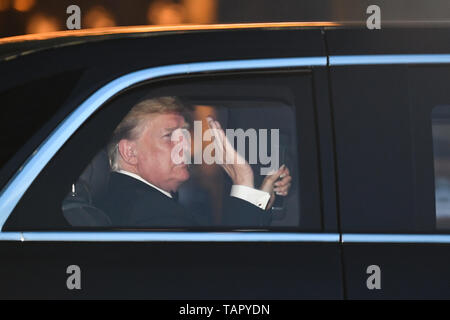 Tokio, Japan. 27. Mai, 2019. Der Präsident der Vereinigten Staaten von Amerika Donald Trump verlässt den Imperial Palace Hotel in Tokyo Japan Staatsbankett host von Kaiser Naruhito zu besuchen. US-Präsident Donald Trump ist der erste Präsident, Kaiser Naruhito trifft, da er die Macht, ein Anfang Mai stattfand. Foto am 27. Mai 2019 getroffen. Foto: Ramiro Vargas Agusitn Tabares Credit: Ramiro Agustin Vargas Tabares/ZUMA Draht/Alamy leben Nachrichten Stockfoto