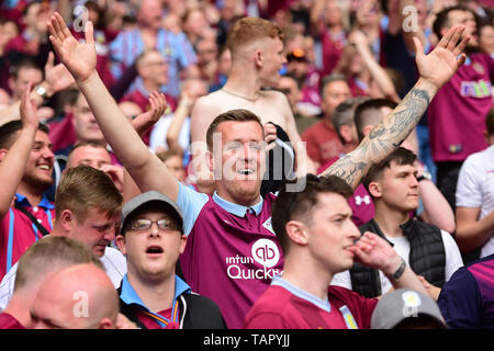 London, Großbritannien. 27. Mai, 2019. Aston Villa Unterstützer während der Sky Bet Championship Match zwischen Aston Villa und Derby County im Wembley Stadion, London am Montag, den 27. Mai 2019. (Credit: Jon Hobley | MI Nachrichten) Credit: MI Nachrichten & Sport/Alamy leben Nachrichten Stockfoto