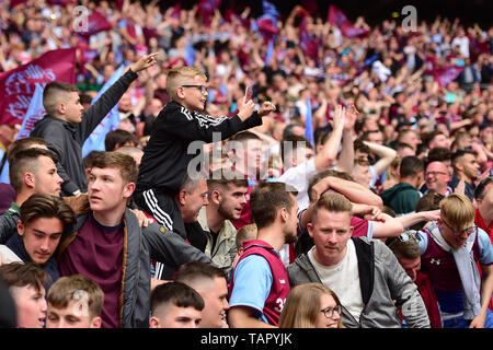 London, Großbritannien. 27. Mai, 2019. Aston Villa Unterstützer während der Sky Bet Championship Match zwischen Aston Villa und Derby County im Wembley Stadion, London am Montag, den 27. Mai 2019. (Credit: Jon Hobley | MI Nachrichten) Credit: MI Nachrichten & Sport/Alamy leben Nachrichten Stockfoto