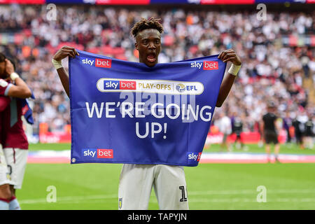 London, Großbritannien. 27. Mai, 2019. Tammy Abraham (18) von Aston Villa feiert während der Sky Bet Championship Match zwischen Aston Villa und Derby County im Wembley Stadion, London am Montag, den 27. Mai 2019. (Credit: Jon Hobley | MI Nachrichten) Credit: MI Nachrichten & Sport/Alamy leben Nachrichten Stockfoto