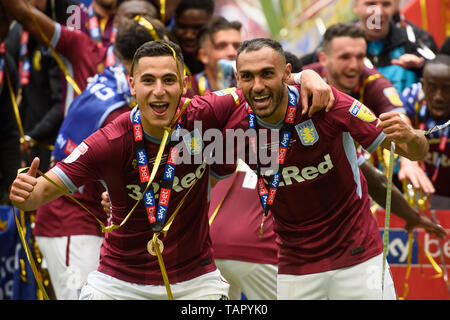 London, Großbritannien. 27. Mai, 2019. Anwar El Ghazi (22) von Aston Villa und Ahmed Elmohamady (27) von Aston Villa während der Sky Bet Championship Match zwischen Aston Villa und Derby County im Wembley Stadion, London am Montag, den 27. Mai 2019. (Credit: Jon Hobley | MI Nachrichten) Credit: MI Nachrichten & Sport/Alamy leben Nachrichten Stockfoto