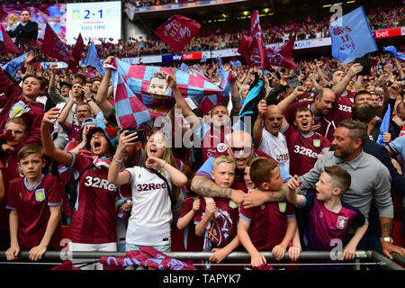 London, Großbritannien. 27. Mai, 2019. Aston Villa Unterstützer während der Sky Bet Championship Match zwischen Aston Villa und Derby County im Wembley Stadion, London am Montag, den 27. Mai 2019. (Credit: Jon Hobley | MI Nachrichten) Credit: MI Nachrichten & Sport/Alamy leben Nachrichten Stockfoto