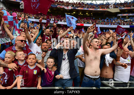 London, Großbritannien. 27. Mai, 2019. Aston Villa Unterstützer während der Sky Bet Championship Match zwischen Aston Villa und Derby County im Wembley Stadion, London am Montag, den 27. Mai 2019. (Credit: Jon Hobley | MI Nachrichten) Credit: MI Nachrichten & Sport/Alamy leben Nachrichten Stockfoto