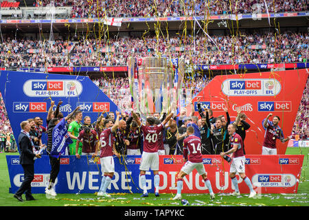 London, Großbritannien. 27. Mai, 2019. Villa Spieler feiern während der Sky Bet Championship Match zwischen Aston Villa und Derby County im Wembley Stadion, London am Montag, den 27. Mai 2019. (Credit: Jon Hobley | MI Nachrichten) Credit: MI Nachrichten & Sport/Alamy leben Nachrichten Stockfoto