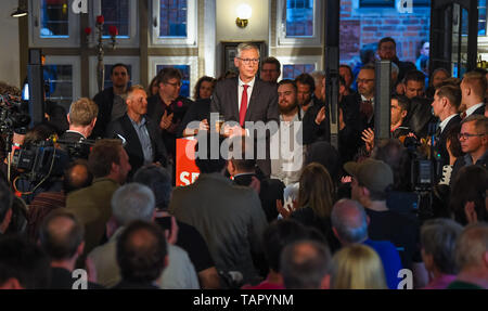 26. Mai 2019, Bremen: Carsten Sieling, Spitzenkandidat der SPD, steht auf einer Stufe zwischen seiner Partei Anhänger an der SPD Wahl Party am Abend. Bei den Landtagswahlen in Bremen, die Bürgerinnen und Bürger werden als der Landtag gewählt. Rund 477.000 Menschen sind wahlberechtigt, auch Jugendlichen ab 16 Jahren. Foto: mohssen Assanimoghaddam/dpa Stockfoto