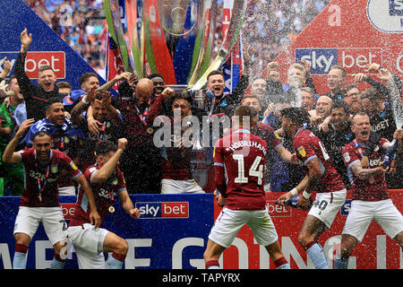 London, Großbritannien. 27. Mai, 2019. Aston Villa Spieler sprühen Sie den Champagner, wie sie zum Aufstieg in die Premier League feiern. EFL Skybet Meisterschaft Play off Finale, Aston Villa v Derby County im Wembley Stadion in London am Montag, den 27. Mai 2019. Dieses Bild dürfen nur für redaktionelle Zwecke verwendet werden. Nur die redaktionelle Nutzung, eine Lizenz für die gewerbliche Nutzung erforderlich. Keine Verwendung in Wetten, Spiele oder einer einzelnen Verein/Liga/player Publikationen. pic von Steffan Bowen/Andrew Orchard sport Fotografie/Alamy Live news Credit: Andrew Orchard sport Fotografie/Alamy leben Nachrichten Stockfoto
